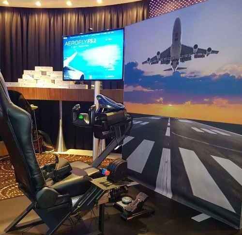 Lufthansa Virtual Reality Flight Simulator Met Achterwand En Tv Op Statief