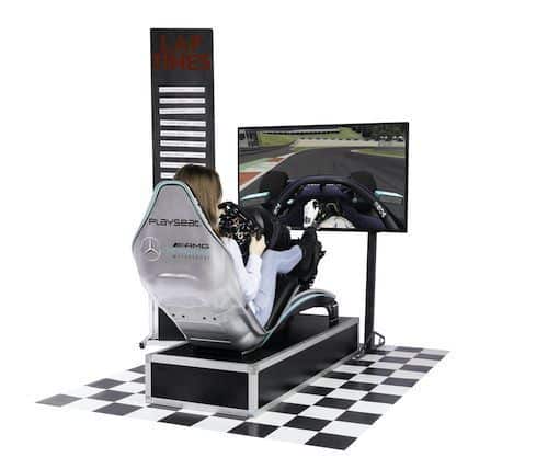 1f1 Race Simulator Thema Aankleding Mercedes Zwart Wit Geblokte Mat F1 Opstelling Vanaf Achter Lap Times Scorebord Beursstand Event Bedrijfsfeest Feest 3kopie