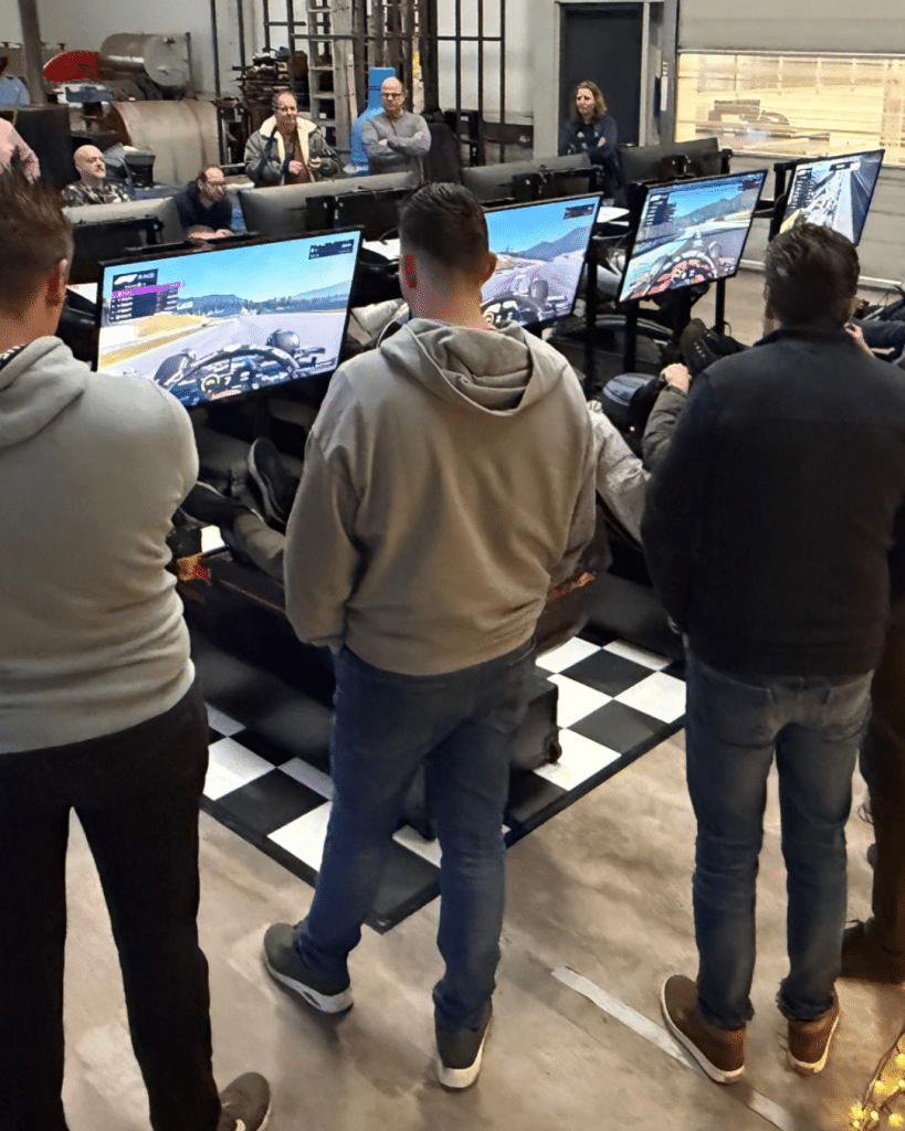 Toeschouwers bij Race evenement met 8 simulatoren
