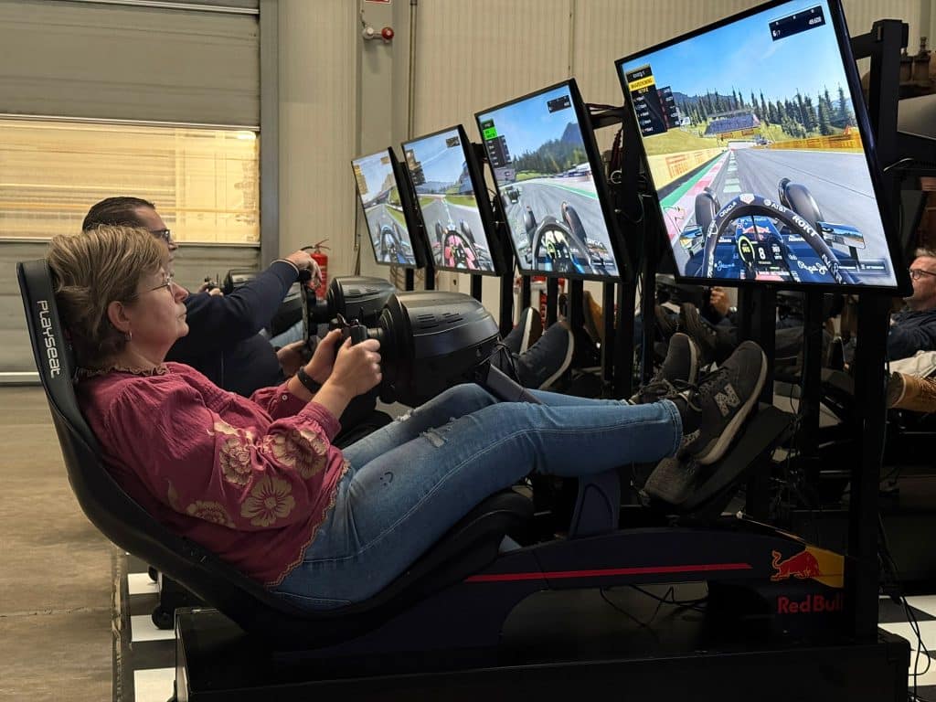 Vrouw aan het racen in een simulator bij event